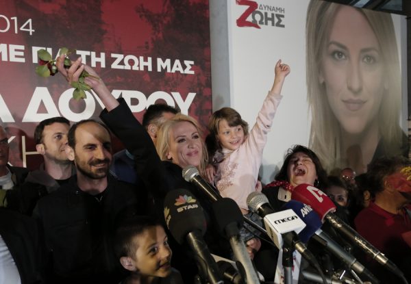 Η υποψήφια Περιφερειάρχης Αττικής, Ρένα Δούρου χαιρετάει κρατώντας ένα μικρό παιδάκι κατά την ομιλία της, στον κόσμο που έχει συγκεντρωθεί για να παρακολουθήσει τα αποτελέσματα των εκλογών της τοπικής και περιφερειακής αυτοδιοίκησης, στο εκλογικό της κέντρο, στην πλατεία Κοραή, την Κυριακή 18 Μαΐου 2014. Στις 7 το πρωί άνοιξαν οι κάλπες για τις Δημοτικές και Περιφερειακές εκλογές της χώρας οι οποίες έκλεισαν στις 7 το απόγευμα, με τη συμμετοχή 1.441 δημοτικών και 105 περιφερειακών συνδυασμών. ΑΠΕ-ΜΠΕ/ΑΠΕ-ΜΠΕ/ΓΙΑΝΝΗΣ ΚΟΛΕΣΙΔΗΣ