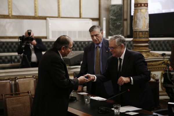 Ο πρόεδρος της Ακαδημίας Αθηνών με τον καθηγητή Χειρουργικής Θώρακος, Καρδιάς και Αγγείων του Πανεπιστημίου του Τέξας (ΑΠΕ ΜΠΕ/ΑΛΕΞΑΝΔΡΟΣ ΒΛΑΧΟΣ)