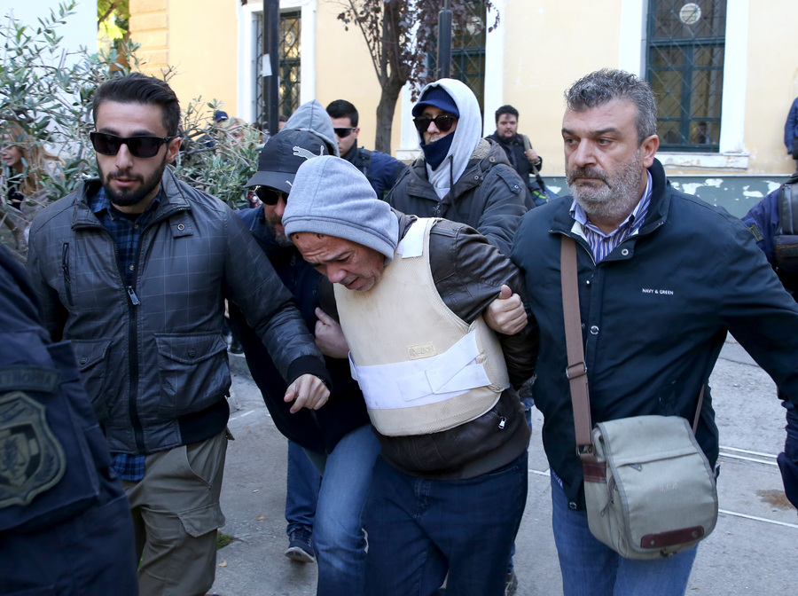 ΣΗΜΕΙΩΣΗ ΓΙΑ ΤΟΥΣ EDITORS. ΠΡΟΣΟΧΗ: Η φωτογραφία έχει ληφθεί χωρίς τη ρητή άδεια των εικονιζόμενων. Η δημοσίευση των χαρακτηριστικών τους γίνεται αποκλειστικά με ευθύνη του συνδρομητή. Ο κατηγορούμενος για την δολοφονία της 32χρονης Δώρας Ζέμπερη οδηγείται στον ανακριτή , Παρασκευή 10 Νοεμβρίου 2017. ΑΠΕ-ΜΠΕ/ΑΠΕ-ΜΠΕ/Ορέστης Παναγιώτου