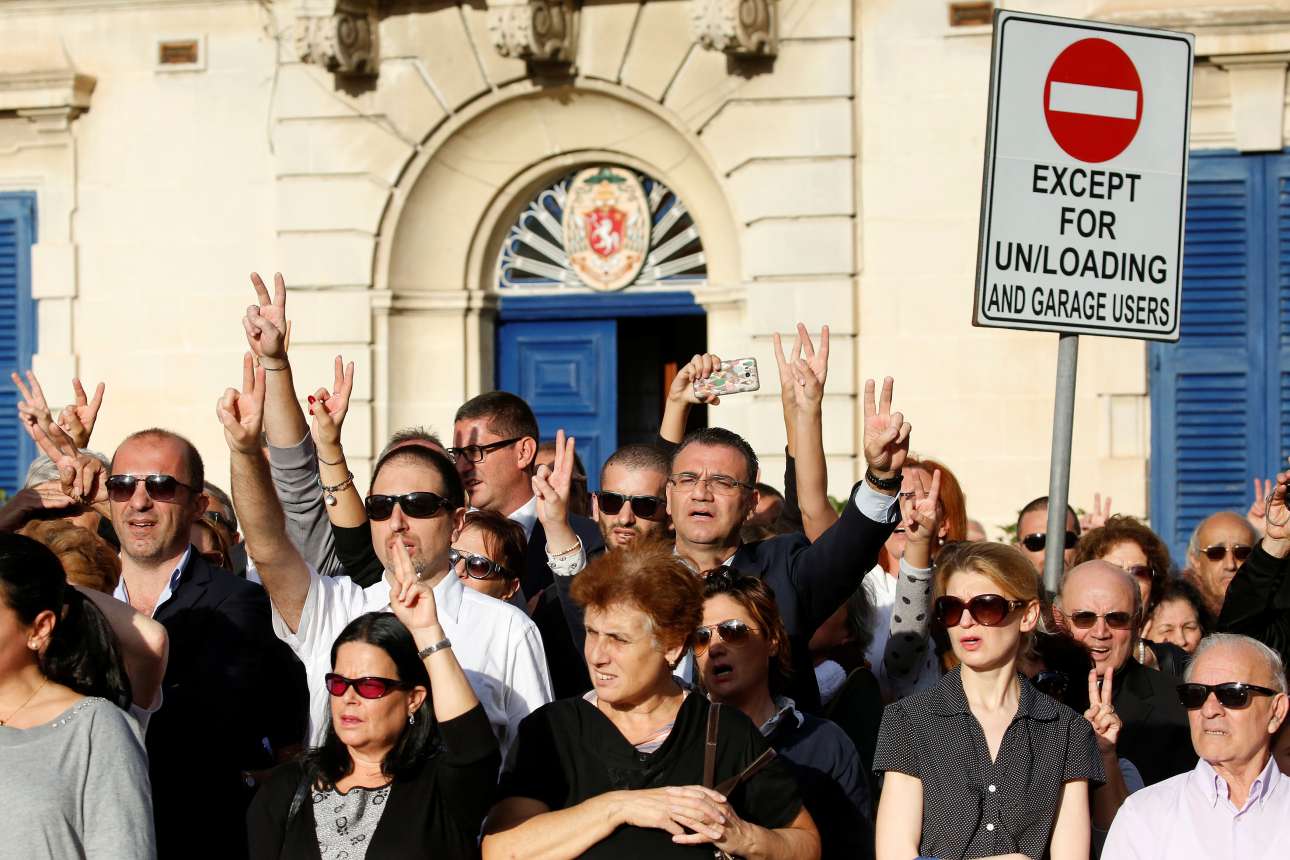 2017-11-03T155836Z_2114961476_RC1593BF12F0_RTRMADP_3_MALTA-CARBOMB-FUNERAL