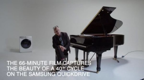 Ο συνθέτης και στο βάθος... πλυντήριο (Samsung)