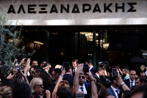 Ο πρόεδρος της Γαλλίας, Εμανουέλ Μακρόν, μαζί με τη σύζυγό του Μπριζίτ, κατά την επίσκεψή τους στα καταστήματα της Ερμού, στις 8 Σεπτεμβρίου 2017 (Alexandros Michailidis / SOOC)