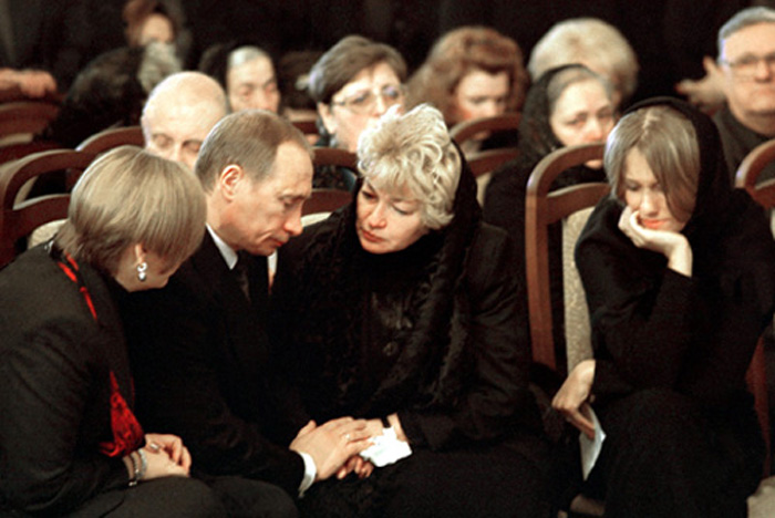 TAS14: ST PETERSBURG, RUSSIA. FEBRUARY 24. Acting President Vladimir Putin /2nd L/ and his wife Lyudmila /L/ express condolences to Lyudmila Narusova, widow of Anatoly Sobchak, and Ksenia /R/, daughter of A. Sobchak, during a civil funeral ceremony in the Tavrichesky Palace, on Thursday. Thousands of St.Petersburg residents came to pay their last respect to Sobckak, the first St.Petersburg mayor. Photo by Sergei Smolsky (Photo ITAR-TASS) ----- ТАС53 Россия. Санкт-Петербург. 24 февраля. И.о. президента РФ Владимир Путин прибыл в Таврический дворец для прощания с Анатолием Собчаком. Владимир Путин и его супруга Людмила (на снимке слева) выразили соболезнование вдове А. Собчака Людмиле Нарусовой (в центре) и дочери Анатолия Собчака Ксении (справа).Фото Сергея Смольского (ИТАР-ТАСС)
