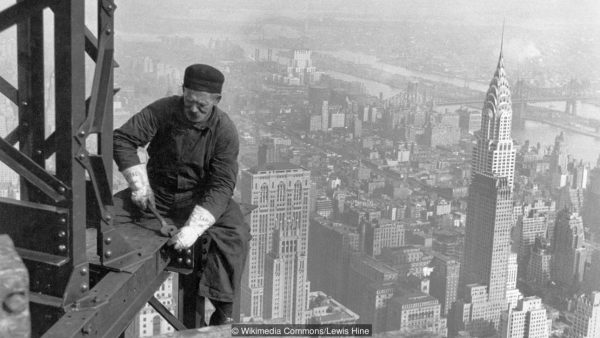 Οι πρώτοι ουρανοξύστες κατασκευάζονταν από ατσάλι, σίδερο και μπετόν (Wikimedia Commons/Lewis Hine)