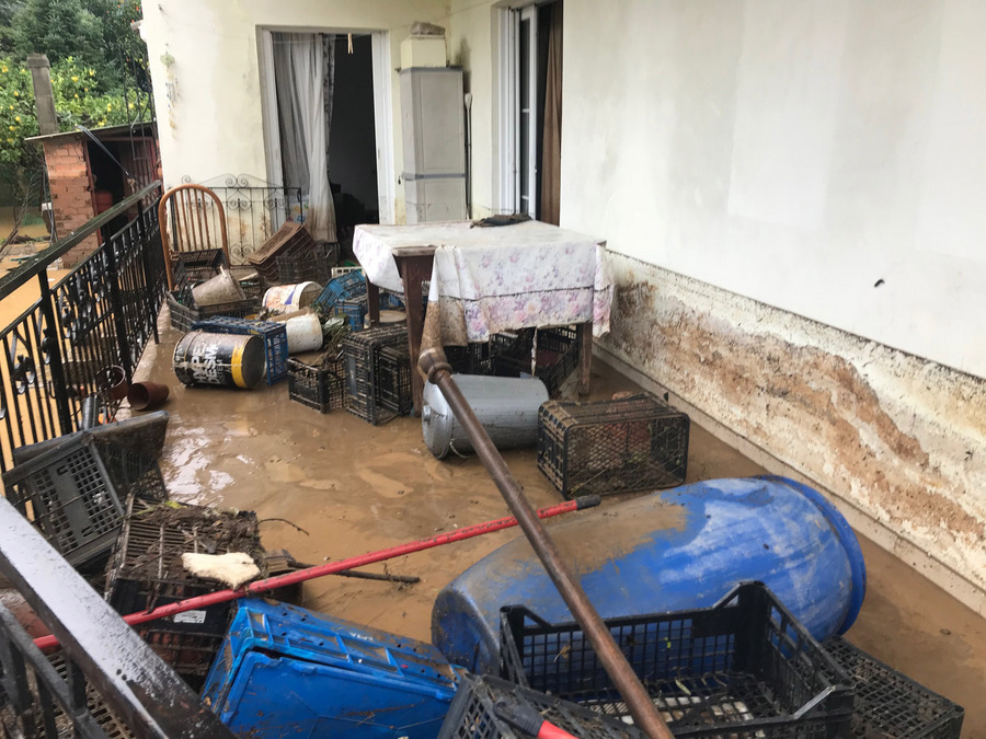 Πλημμύρες και κατολισθήσεις από το Λούρο της Πρέβεζας, μέχρι την Κόνιτσα και τα Τζουμέρκα, προκάλεσαν τα έντονα καιρικά φαινόμενα το τελευταίο διήμερο στην Ήπειρο, Σάββατο 2 Δεκεμβρίου 2017. Η νύχτα που πέρασε, ήταν ιδιαίτερα δύσκολη για τον Λούρο και χωριά της Πρέβεζας. Στο Λούρο τουλάχιστον 20 σπίτια και 5 καταστήματα πλημμύρισαν τη νύχτα, καθώς υπερχείλισε το ποτάμι και τα νερά μπήκαν στον οικισμό, μετατρέποντας τους δρόμους σε χειμάρρους. Η πυροσβεστική με 9 οχήματα και 21 άνδρες κλήθηκε να απεγκλωβίσει ακόμη και ανθρώπους μέσα από σπίτια τους, στα οποία το νερό έφτασε το ένα μέτρο. Οι πυροσβέστες απεγκλώβισαν 10 πολίτες, ενώ έως αυτήν την ώρα εργάζονται για την απάντληση υδάτων από σπίτια.ΑΠΕ- ΜΠΕ/ ΑΠΕ-ΜΠΕ/ ΜΑΡΙΑ ΤΖΩΡΑ