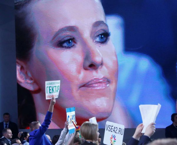 Η Ξένια ακούει προσεκτικά τον Πούτιν (REUTERS/Maxim Shemetov)