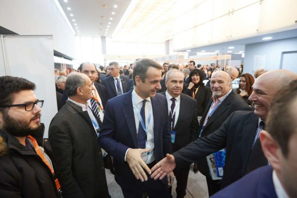 Πόσες χειραψίες το λεπτό έκανε ο Μητσοτάκης;