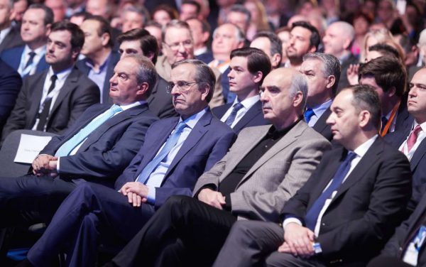 Οι πρώην. Και επειδή στο κόμμα το έχουν παράδοση, πίσω που κάθονται οι νεαροί. μπορεί να βρίσκονται και οι επόμενοι