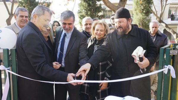 Ο Δήμαρχος Δέλτα Ευθύμιος Φωτόπουλος και ο Διευθυντής Βιομηχανικών Εγκαταστάσεων Θεσσαλονίκης των ΕΛΠΕ, Χριστόφορος Αντώτσιος, κατά την τελετή κοπής της κορδέλας των εγκαινίων