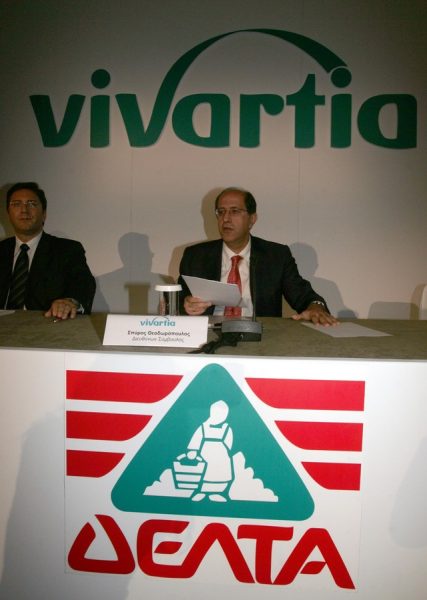 Ï Äéåõèýíùí Óýìâïõëïò ôçò Vivartia (ðñþçí ÄÅËÔÁ) Óðýñïò Èåïäùñüðïõëïò (Ä) êáé ï Ãåíéêüò ÄéåõèõíôÞò ÁèáíÜóéïò ÃéáííáêÜêïò (Á), óôçí óõíÝíôåõîç ôýðïõ ìå èÝìá "Ôá ðÜíôá ãéá ôï ãÜëá", ôçí ÄåõôÝñá 2 Ïêôùâñßïõ2006, óôï ×ßëôïí.