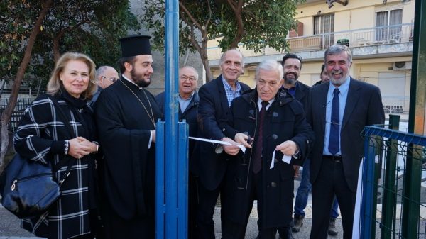 Ο Δήμαρχος Αμπελοκήπων-Μενεμένης Λάζαρος Κυρίζογλου εγκαινιάζει την παιδική χαρά, παρουσία στελεχών του Ομίλου ΕΛΠΕ