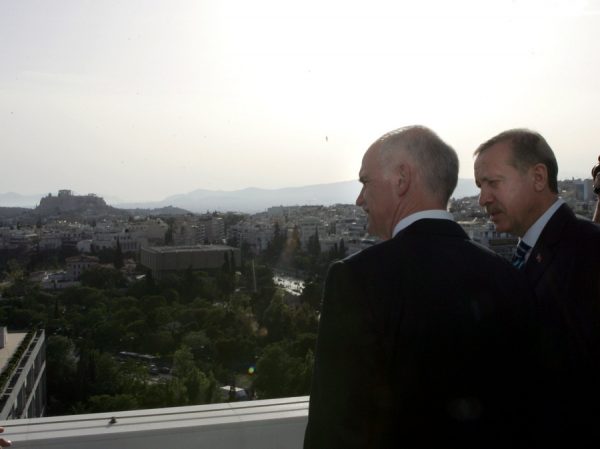 Ï ðñùèõðïõñãüò Ãéþñãïò ÐáðáíäñÝïõ ìáæß ìå ôïí Ôïýñêï ïìüëïãü ôïõ Ôáãßð ÅñíôïãÜí ìåôÜ ôçí éäñõôéêÞ Óýíïäï ôïõ Áíþôáôïõ Óõìâïõëßïõ Óõíåñãáóßáò ÅëëÜäïò - Ôïõñêßáò, ÐáñáóêåõÞ 14 ÌáÀïõ 2010.