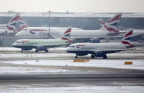 Με πολλά προβλήματα οι πτήσεις από και προς το αεροδρόμιο του Χίθροου (REUTERS/Neil Hall)