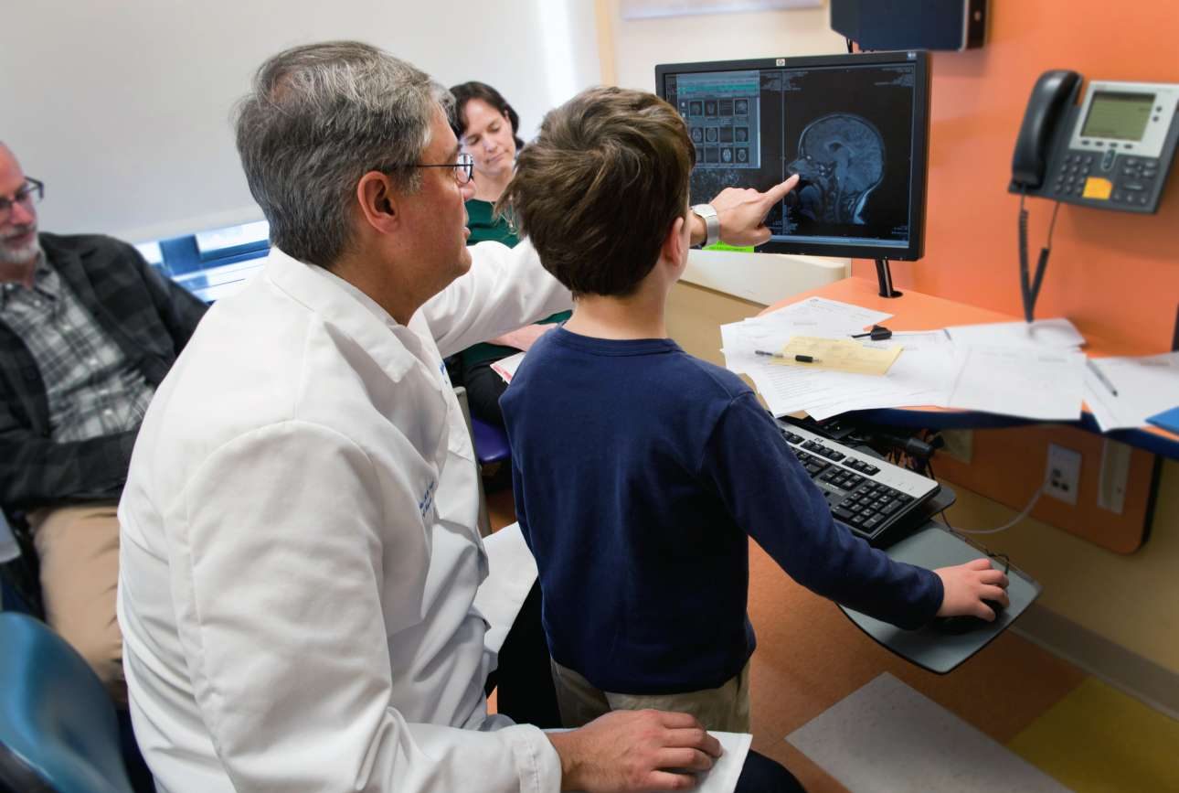 Ο Βασίλης Δάρρας εξηγεί σε μικρό ασθενή τι συμβαίνει