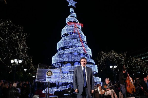 Ο δήμαρχος Αθηναίων φωταγώγησε το δέντρο στην Πλατεία (ΛΙΑΚΟΣ ΓΙΑΝΝΗΣ/Intimenews)