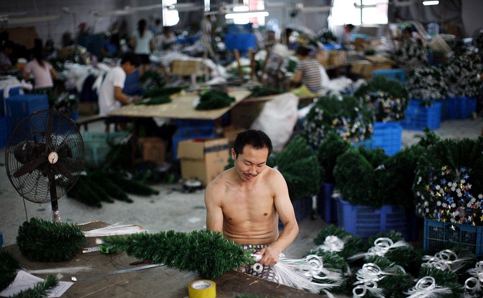 Τα κλαδιά συναρμολογούνται και τυλίγονται στην ειδική ζελατίνα για να ταξιδέψουν στην πορεία στις αγορές της Ρωσίας, της Ευρώπης και των ΗΠ