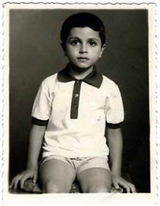 Παιδική φωτογραφία του Γιώργου Κορρέ όταν ακόμα έπαιζε πίσω από τον πάγκο φαρμακείου της μητέρας του