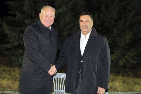 O Διευθύνων Σύμβουλος της ΕΛΠΕ, Γρηγόρης Στεργιούλης, και Δήμαρχος Κορδελιού-Ευόσμου, Πέτρος Σούλας, ανταλλάσσουν χειραψία μετά την υπογραφή του Συμφώνου Παραχώρησης