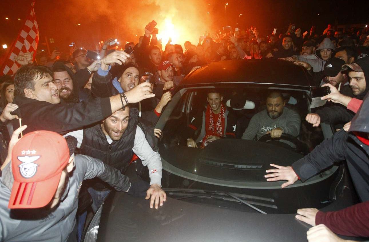 Πανζουρλισμός στο αεροδρόμιο για τον Κέβιν Μιραλάς INTIMEsports)