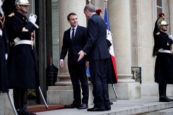 Η υποδοχή του τούρκου προέδρου στην είσοδο του προεδρικού μεγάρου (REUTERS/Benoit Tessier)