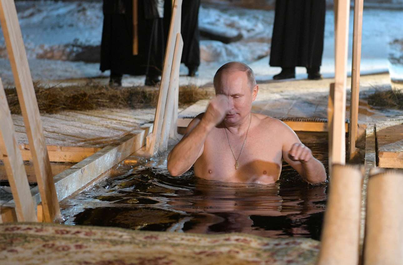 2018-01-19T041342Z_1606175679_RC1F48DA8A20_RTRMADP_3_RELIGION-EPIPHANY-PUTIN