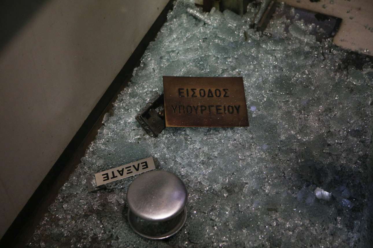 Γυαλιά καρφιά η είσοδο; του υπουργείου SOOC)