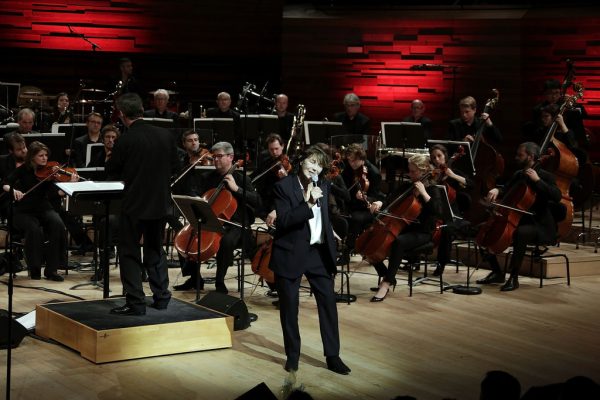 Η Τζέιν ερμηνεύει τραγούδια του Σερζ, εν μέσω της περιοδείας της, στο Παρίσι (Laurent Viteur/WireImage)