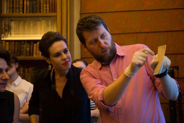 Ο Θοδωρής Χιώτης, Συντονιστής Έρευνας & Ψηφιακής Ανάπτυξης Αρχείου Καβάφη κατά τη διάρκεια παρουσίασης επιλεγμένων αρχειακών τεκμηρίων στους συμμετέχοντες του Διεθνούς Θερινού Σχολείου Καβάφη 2017