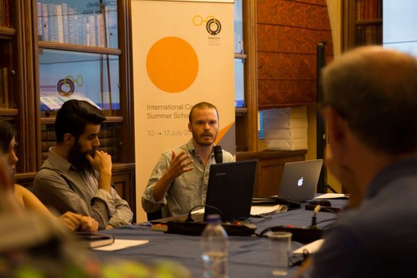 5.Το Διεθνές Θερινό Σχολείο Καβάφη είναι η πρώτη επιστημονική διοργάνωση παγκοσμίως που υλοποιείται σε ετήσια βάση και είναι αποκλειστικά αφιερωμένη στον Καβάφη και στον αντίκτυπο του έργου του