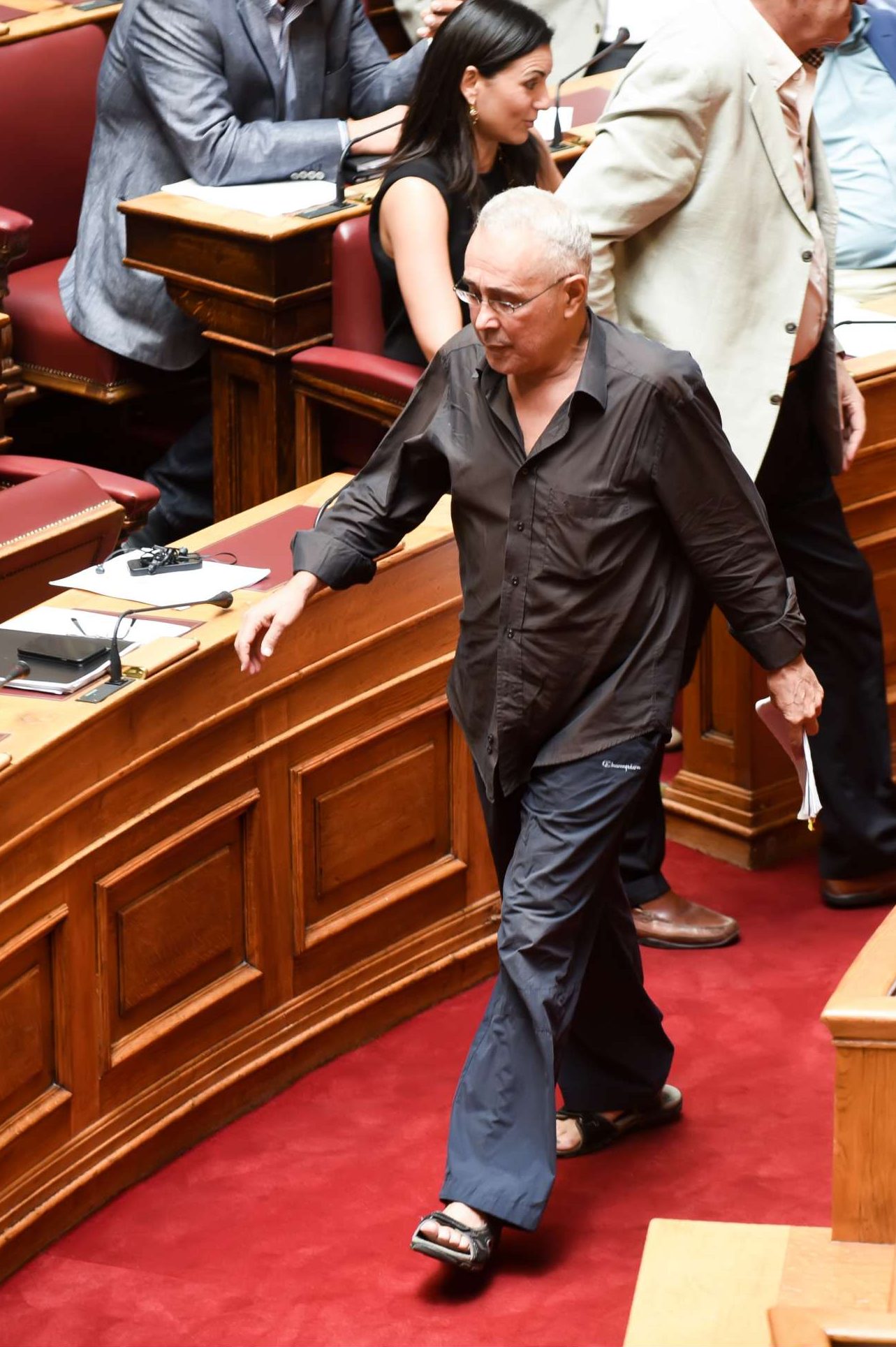 Με μοντέρνο αρχαιοελληνικό στιλ πέδιλο - σαγιονάρα στη Βουλή... INTIME news/ Χαλκιόπουλος Νίκος)