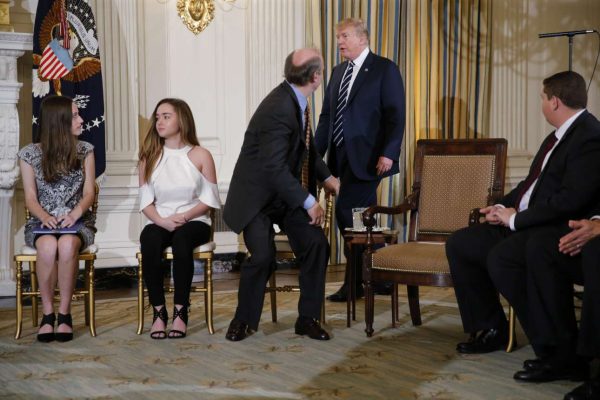 2018-02-21T212815Z_304570047_HP1EE2L1NN3HF_RTRMADP_3_USA-GUNS