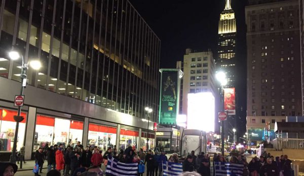 Περιμένοντας τον Γιάννη με φόντο το Empire State Building