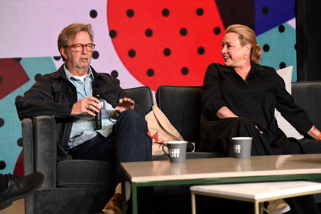 Ο Ερικ Κλάπτον και η σκηνοθέτης του ντοκιμαντέρ «Life in 12 Bars» στην παρουσίαση στο Φεστιβάλ του Τορόντο τον Σεπτέμβριο του 2017 (Kevin Winter/Getty Images/Ideal Images)