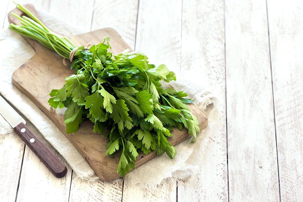 parsley -wooden table-72_589293095