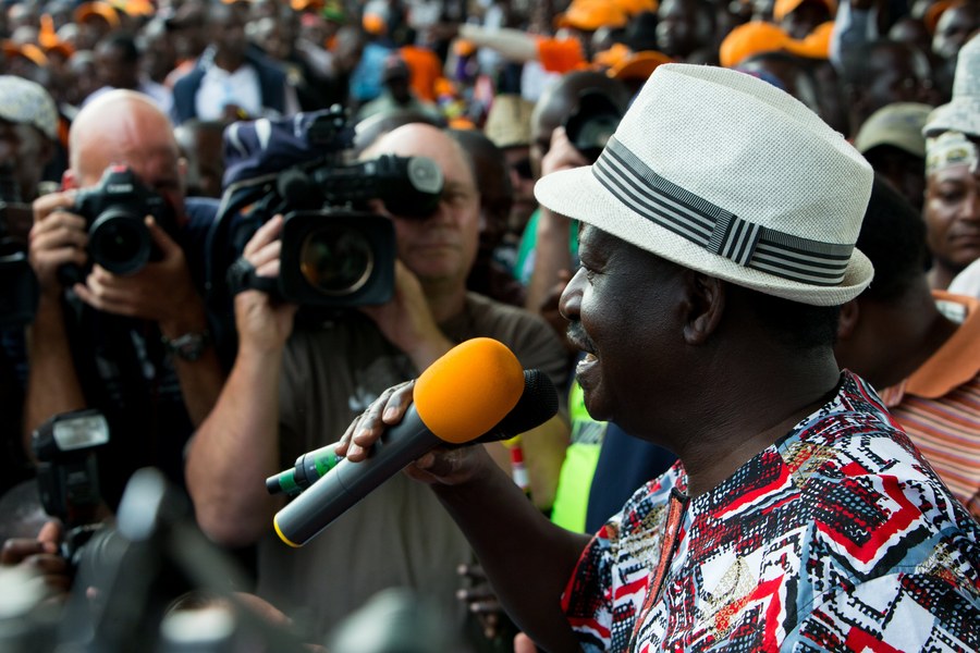 25 Οκτωβρίου 2017. Ο υποψήφιος της αντιπολίτευσης στην Κένυα Ράιλα Οντίνγκα ανακοινώνει στους ψηφοφόρους του ότι αποσύρετασι από τον προεκλογικό αγώνα. Η Cambridge Analytica έπαιξε κομβικό ρόλο στην αποδόμηση Οντίγκα, με βρώμικο πόλεμο, όπως αποκάλυψε κενυάτης δημοσιογράφος (φωτό:EPA/Kabir Dhanji)