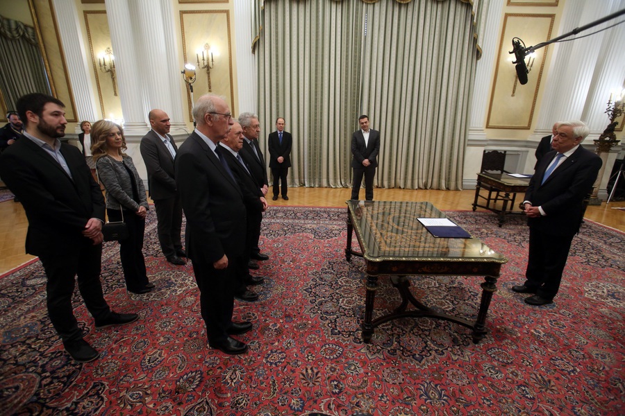 Ο Πρόεδρος της Δημοκρατίας Προκόπης Παυλόπουλος (1-Δ) παρουσία του πρωθυπουργού Αλέξη Τσίπρα (2-Δ) ορκίζει τους νέους υπουργούς που ορίσθηκαν μετά τον χθεσινό ανασχηματισμό, στο Προεδρικό Μέγαρο, Πέμπτη 1 Μαρτίου 2018. Με πολιτικό όρκο ορκίστηκαν οι έξι νέοι υπουργοί: Ιωάννης Δραγασάκης, Αντιπρόεδρος της Κυβέρνησης, ως Υπουργός Οικονομίας και Ανάπτυξης, Δημήτριος Βίτσας, ως Υπουργός Μεταναστευτικής Πολιτικής, Φώτιος-Φανούριος Κουβέλης, ως Αναπληρωτής Υπουργός Εθνικής Άμυνας,Μερόπη Τζούφη, ως Υφυπουργός Παιδείας, Έρευνας και Θρησκευμάτων, Αθανάσιος Ηλιόπουλος, ως Υφυπουργός Εργασίας, Κοινωνικής Ασφάλισης και Κοινωνικής Αλληλεγγύης. και Κωνσταντίνος Στρατής, ως Υφυπουργός Πολιτισμού και Αθλητισμού. ΑΠΕ-ΜΠΕ/ΑΠΕ-ΜΠΕ/Αλέξανδρος Μπελτές