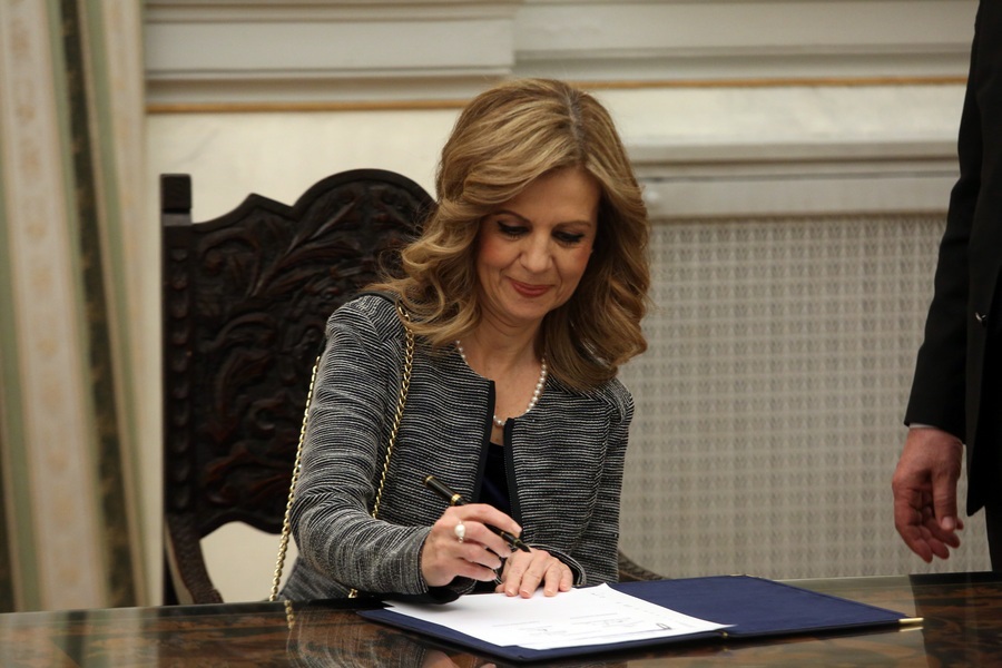 Η νέα υφυπουργός Παιδείας Μερόπη Τζούφη (3-Α),μετά την ορκομωσία των νεών υπουργών, στο Προεδρικό Μέγαρο, Πέμπτη 1 Μαρτίου 2018. Με πολιτικό όρκο ενώπιον του Προέδρου της Δημοκρατίας Προκόπη Παυλόπουλου και παρουσία του Πρωθυπουργού Αλέξη Τσίπρα, ορκίστηκαν οι έξι νέοι υπουργοί: Ιωάννης Δραγασάκης, Αντιπρόεδρος της Κυβέρνησης, ως Υπουργός Οικονομίας και Ανάπτυξης, Δημήτριος Βίτσας, ως Υπουργός Μεταναστευτικής Πολιτικής, Φώτιος-Φανούριος Κουβέλης, ως Αναπληρωτής Υπουργός Εθνικής Άμυνας,Μερόπη Τζούφη, ως Υφυπουργός Παιδείας, Έρευνας και Θρησκευμάτων, Αθανάσιος Ηλιόπουλος, ως Υφυπουργός Εργασίας, Κοινωνικής Ασφάλισης και Κοινωνικής Αλληλεγγύης. και Κωνσταντίνος Στρατής, ως Υφυπουργός Πολιτισμού και Αθλητισμού. ΑΠΕ-ΜΠΕ/ΑΠΕ-ΜΠΕ/Αλέξανδρος Μπελτές