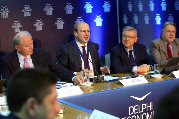Ο αναπληρωτής υπουργός Εξωτερικών Γιώργος Κατρούγκαλος (δεξιά) και ο βουλευτής της Νέας Δημοκρατίας Κωστής Χατζηδάκης (δεύτερος από αριστερά), στο Οικονομικό Φόρουμ Δελφών (ΑΠΕ-ΜΠΕ/ΟΡΕΣΤΗΣ ΠΑΝΑΓΙΩΤΟΥ)