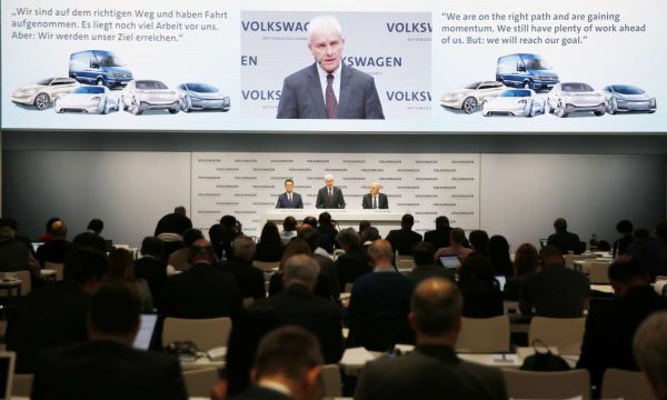 Στιγμιότυπο από τη συνέντευξη Τύπου όπου ανακοινώθηκαν τα ηλεκτρικά πλάνα της εταιρείας