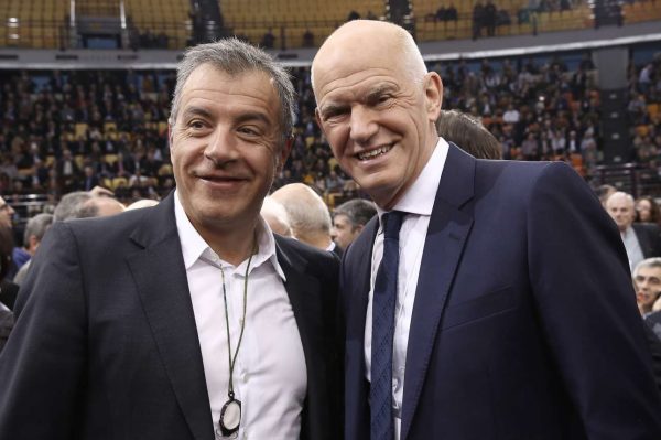 Αν μη τι άλλο, είναι ένα συνέδριο που ευνοεί τους φωτογράφους. Θεοδωράκης και Παπανδρέου ήταν πρόθυμοι να συνεργαστούν μαζί τους