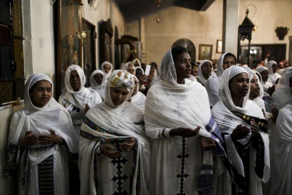 Γυναίκες στα λευκά. Το εκκλησίασμα