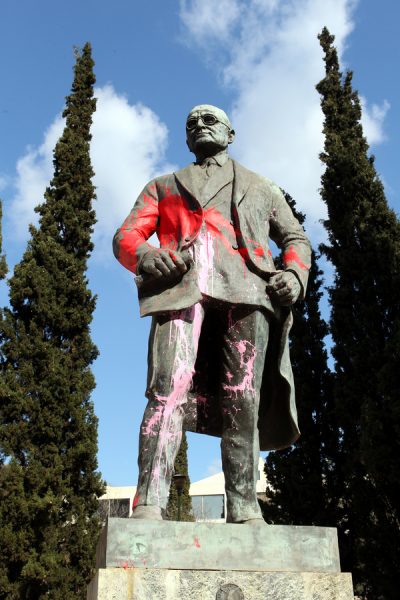 ¢ãíùóôïé Ý÷ïõí ñßîåé äýï êïõôéÜ ìå ÷ñþìá óôï Üãáëìá ôïõ ×Üñõ Ôñïýìáí óôçí ÂáóéëÝùò Êùíóôáíôßíïõ, ÊõñéáêÞ 17 Ìáñôßïõ 2013. ÁÐÅ-ÌÐÅ/ÁÐÅ-ÌÐÅ/ÐÁÍÔÅËÇÓ ÓÁÉÔÁÓ