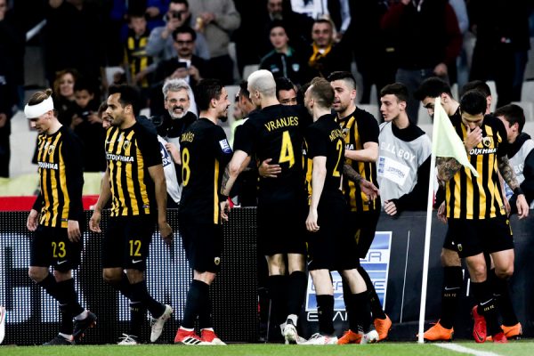 Οι παίκτες της ΑΕΚ πανηγυρίζουν κατά τη διάρκεια του αγώνα ποδοσφαίρου ΑΕΚ - Παναθηναϊκός για την 26η αγωνιστική του πρωταθλήματος Super League, που διεξήχθη στο Ολυμπιακό Αθλητικό Κέντρο Αθηνών, Κυριακή 1η Απριλίου 2018. Ο αγώνας έληξε με σκορ 3-0. ΑΠΕ-ΜΠΕ/ ΑΠΕ-ΜΠΕ/ ΓΕΩΡΓΙΑ ΠΑΝΑΓΟΠΟΥΛΟΥ