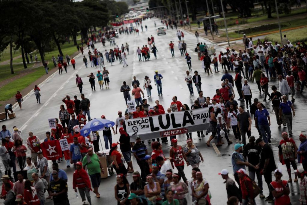 2018-04-04T202130Z_1956864581_RC1B7BE7C910_RTRMADP_3_BRAZIL-POLITICS-LULA