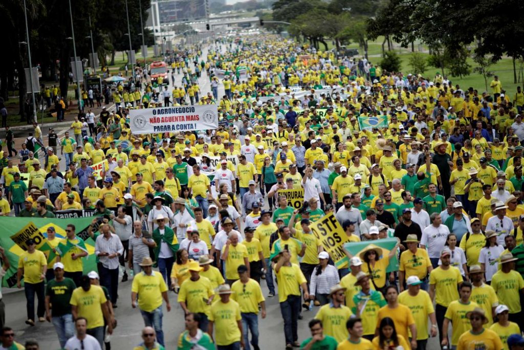 2018-04-04T202347Z_29230297_RC17D3E3F570_RTRMADP_3_BRAZIL-POLITICS-LULA