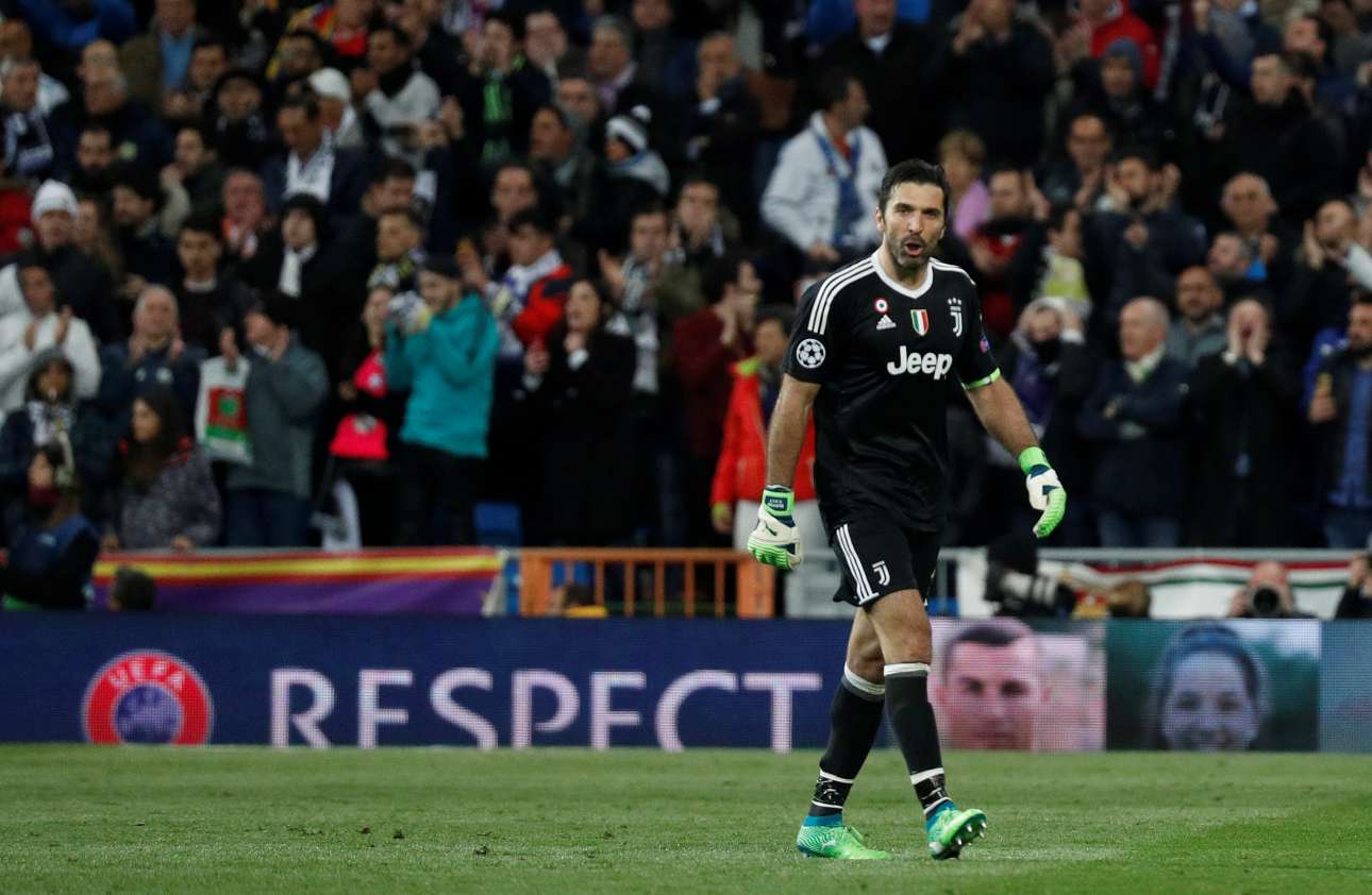 Ο Μπουφόν αποχωρεί από το γήπεδο - και, όχι, δεν άξιζε τέτοιο τέλος στην καριέρα του (REUTERS/Paul Hanna)