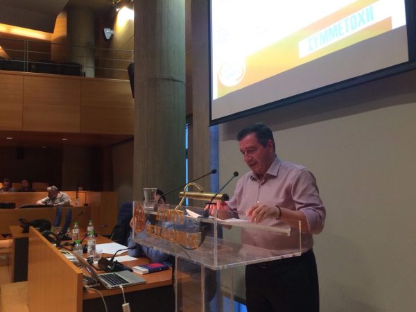 O Γιώργος Καμίνης στο βήμα της εκδήλωσης. «Μετριοπάθεια σημαίνει ότι δεν πρέπει για άλλη μια φορά να παρασυρθούμε από τη δίνη» σημείωσε