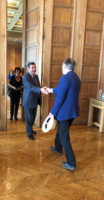 Ο δήμαρχος Αθηναίων υποδέχεται τον βρετανό συγγραφέα