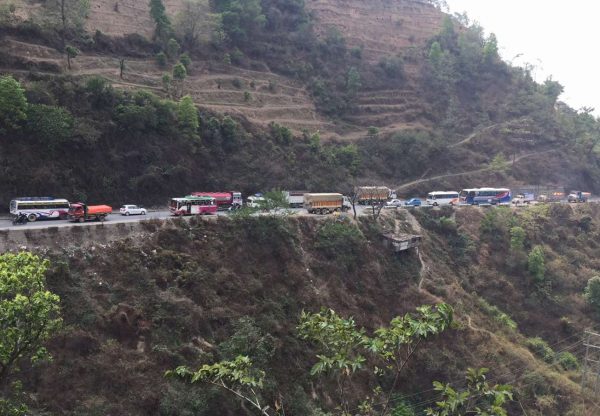 To κεντρικό οδικό δίκτυο του Νεπάλ. Αυτοί που κινούνται στα αριστερά. έχουν γκρεμό δίπλα τους