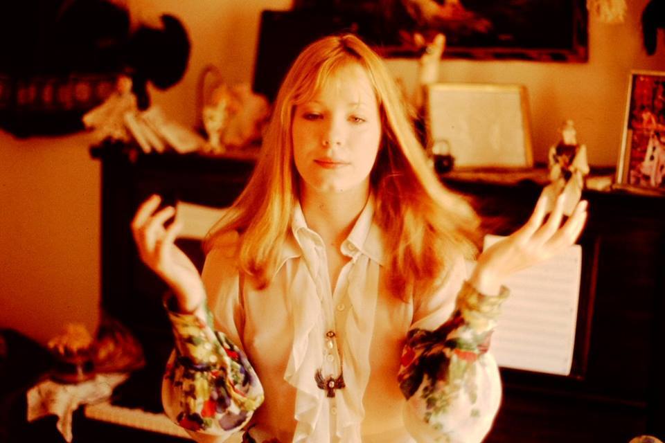 Κάνοντας γιόγκα, την εποχή που ήταν με τον Τζίμι Πέιτζ